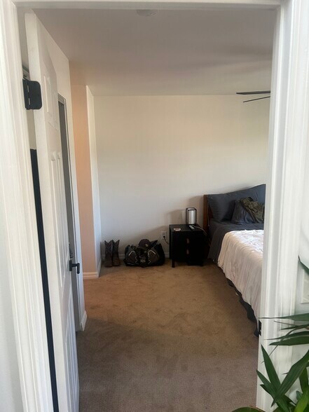 Master bedroom - 5055 Collwood Blvd