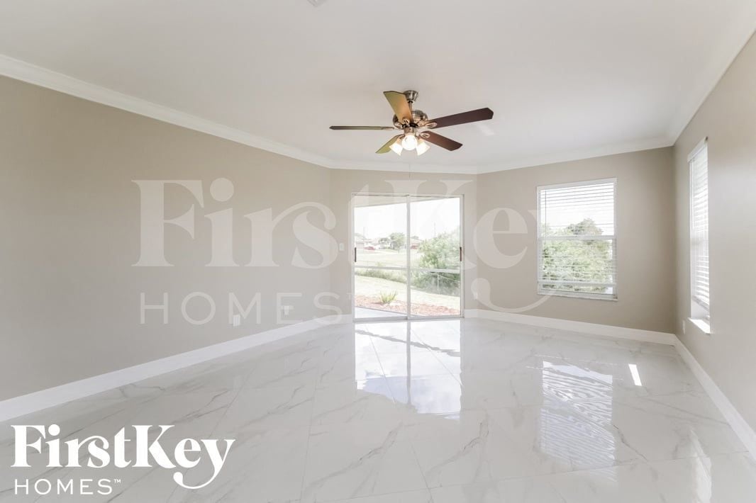 Building Photo - 530 NE 15th Terrace