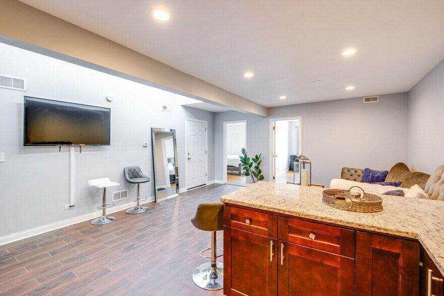 Building Photo - 8136 S Kedzie Ave