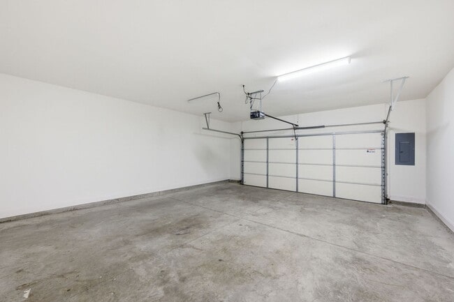 Building Photo - Modern Living in Franklin