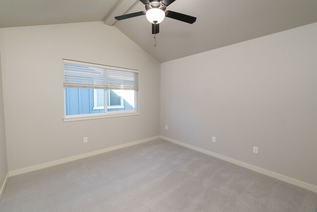 Building Photo - 3 Bdrm 2.5 bath newer home in a quiet SE c...