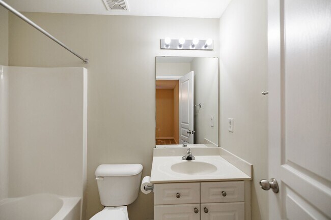 Building Photo - Cottage One-story Condo - Lease through July