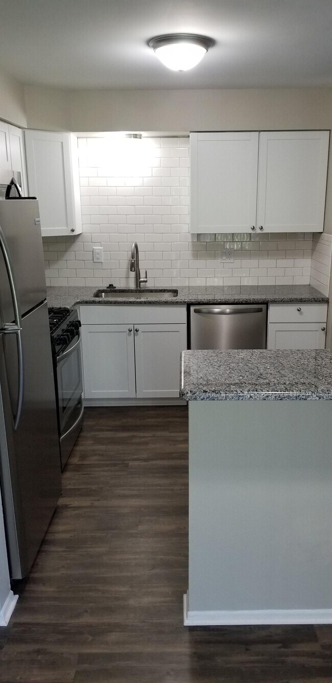 Building Photo - 23700 W Warren Ave