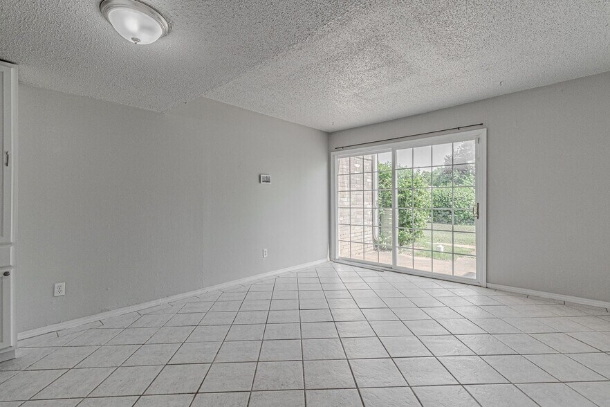 Building Photo - 1402 Bill Carrol Dr