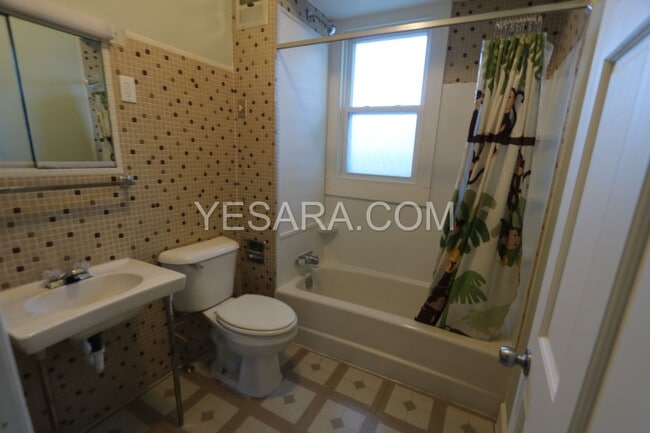 Building Photo - 2 Bedroom 1 Bath