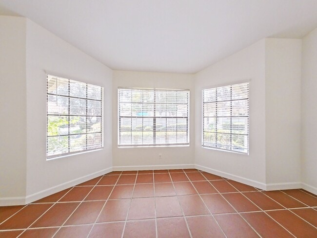 Building Photo - Charming 2-Bedroom Single-Story Furnished ...