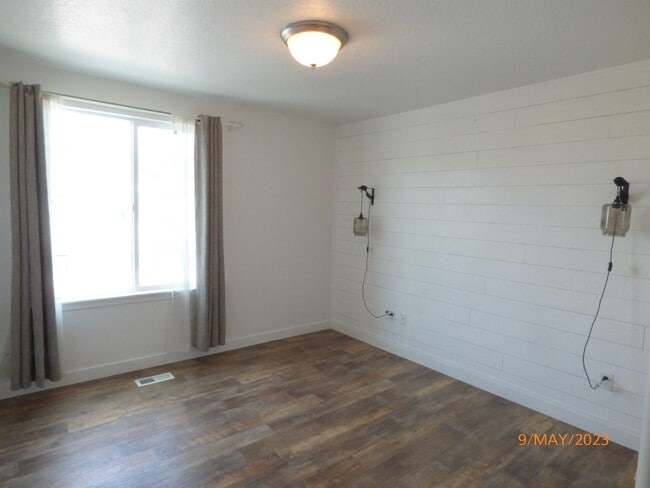 Building Photo - Upgraded 3 Bed 2.5 Bath Townhome in Herriman