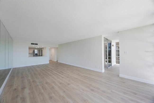 Building Photo - 7400 Sun Island Dr S