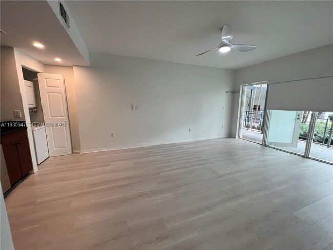 Building Photo - 946 Bay Dr