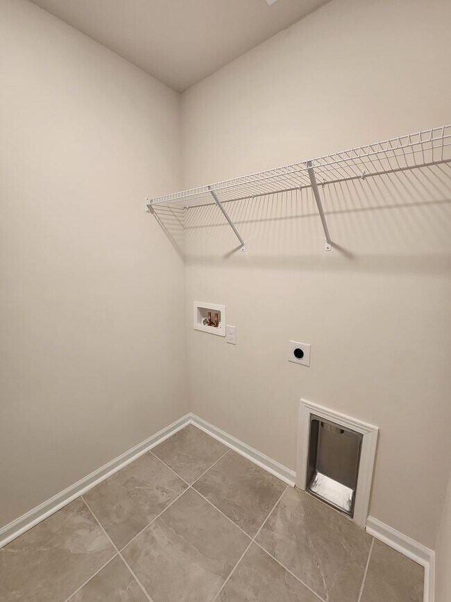 Building Photo - **6 Month Lease** Hendersonville Rental!