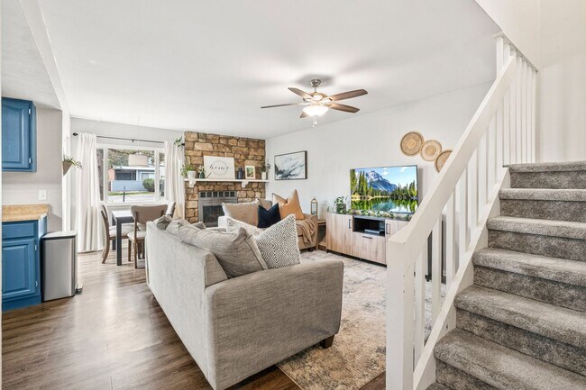 Building Photo - Spacious 3 Bedroom Townhouse-Style Condo N...