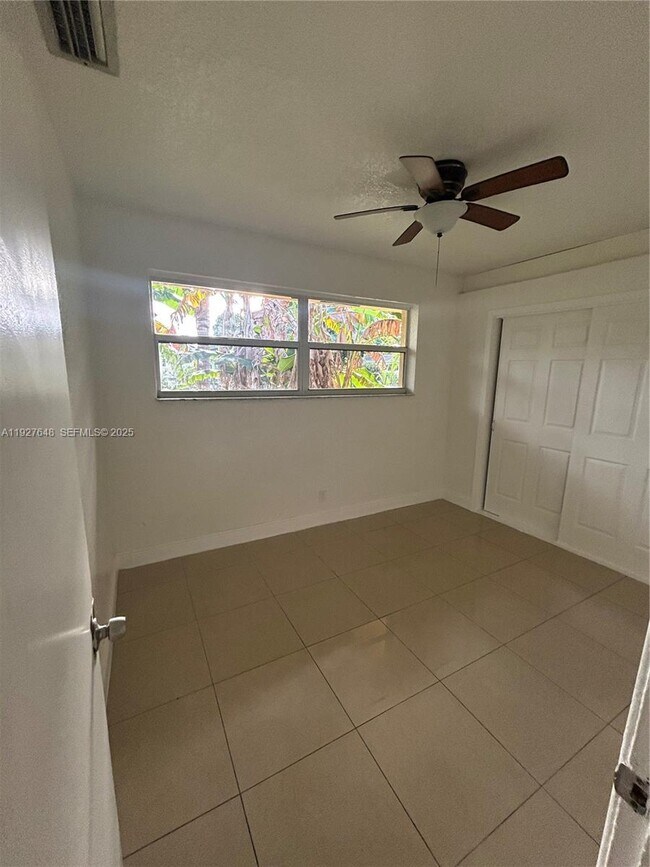 Building Photo - 1501 Lauderdale Villa Dr