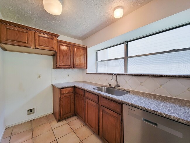 Building Photo - 2030 Creek Valley Ln