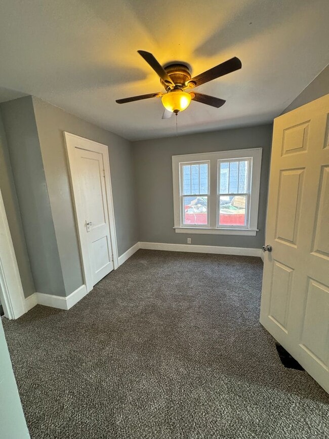 Building Photo - 3 bedroom/1 bath house