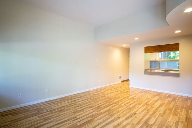 Building Photo - Get $500 OFF! Fantastic Lake Oswego 1Bdr w/Fireplace, Dishwasher, W/D & Patio!