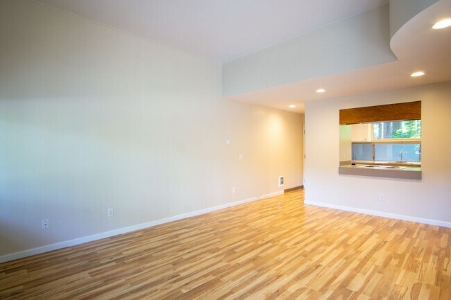 Building Photo - ONE MONTH FREE! Fantastic Lake Oswego 1Bdr w/Fireplace, Dishwasher, W/D & Patio!
