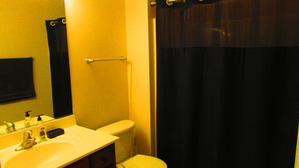 Guest full bathroom - 720 Oaktree Blvd