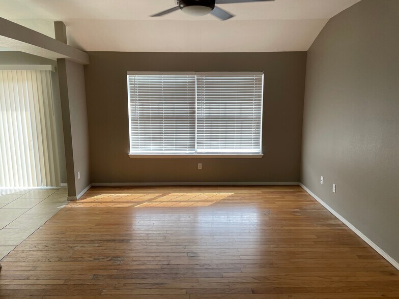 Building Photo - 1424 Jordan Cir