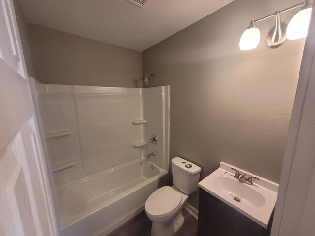 Building Photo - Recently Renovated 2 Bedroom, 1 Bathroom H...