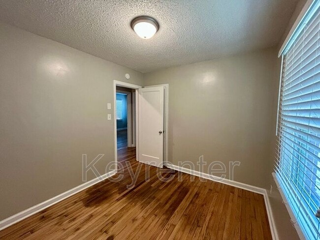 Building Photo - 4315 Woodlawn Pike