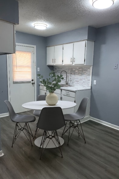 Building Photo - 1735 Delano Ave