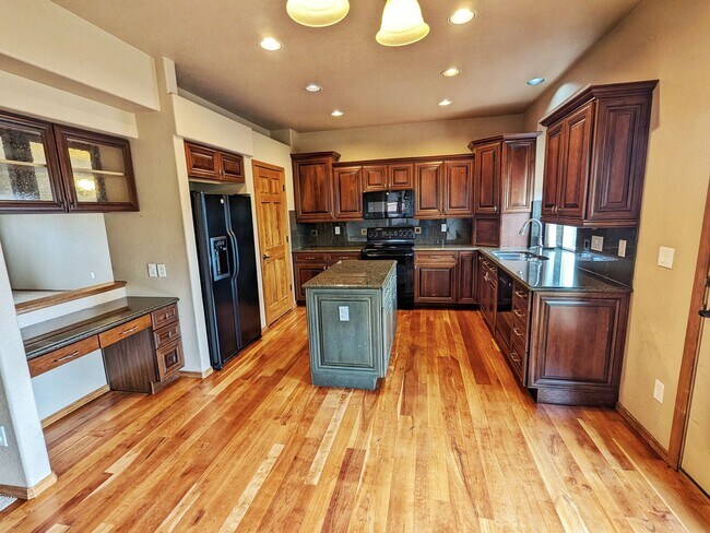 Building Photo - Gorgeous 5b 3b Single Family Home w/ a View
