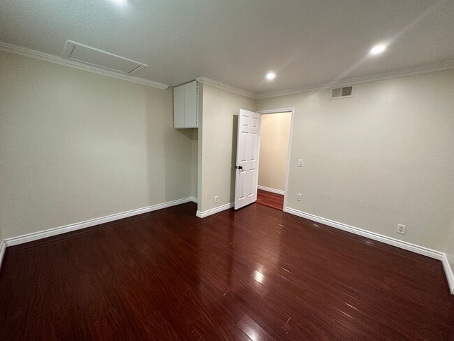 Building Photo - UPDATED 3 BED 2 BATH HOUSE WITH POOL