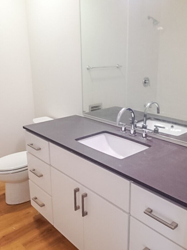 Building Photo - Stunning Remodeled 2BR/2BATHROOM Flat! Fir...