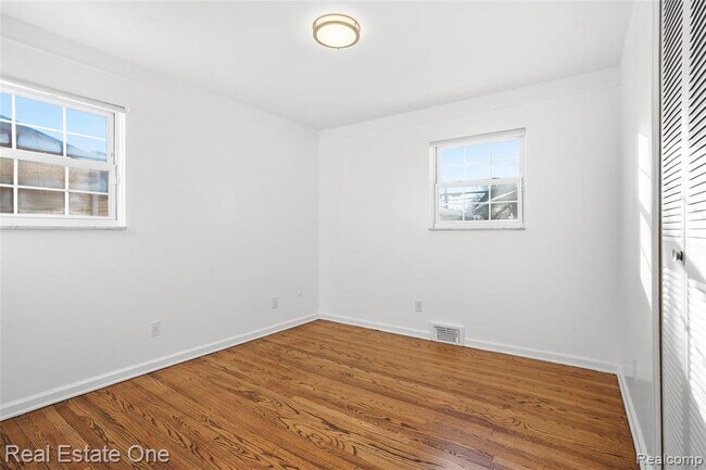 Building Photo - 6341 N Charlesworth St