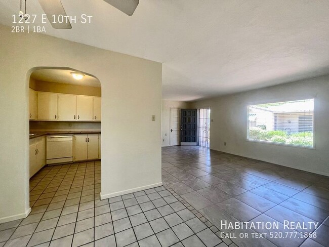 Building Photo - Pre-Lease!! Spacious 2 bed/1 bath Universi...