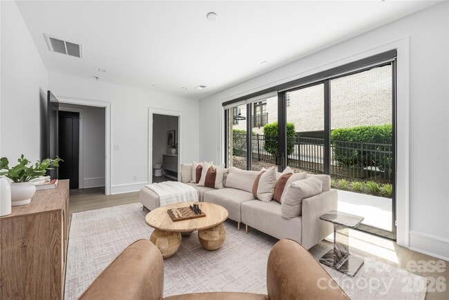 Building Photo - 614 Queens Rd