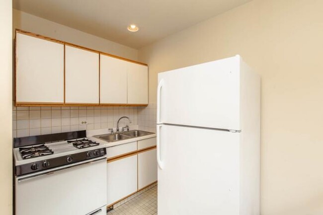 Building Photo - 0 bedroom in Chicago IL 60622