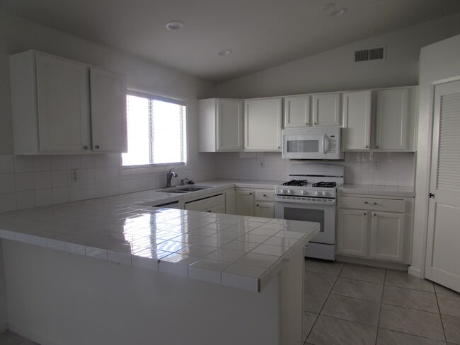 Building Photo - 51240 Avenida Velasco