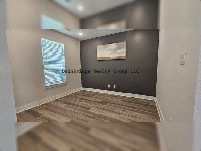 Building Photo - 3/2/2 w/office - Space & Functionality in ...