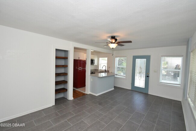 Building Photo - 403 N Oleander Ave