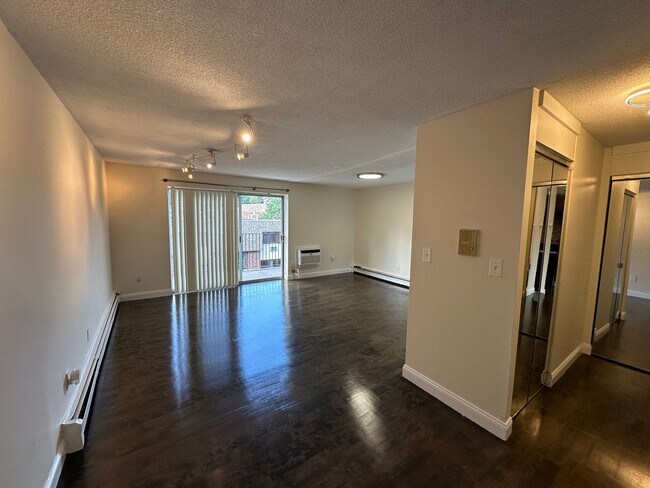 Building Photo - Large Studio - Balcony - Pool - Close to T