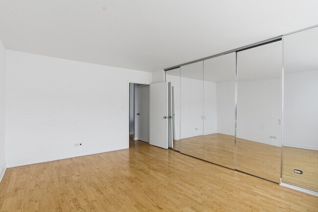 Building Photo - 5455 N Sheridan Rd