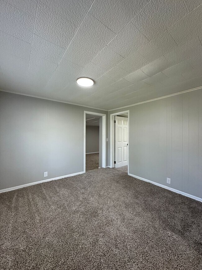 Building Photo - Backyard Nights & Front Porch Mornings — Cozy 3BR Brick Ranch in Fairlawn