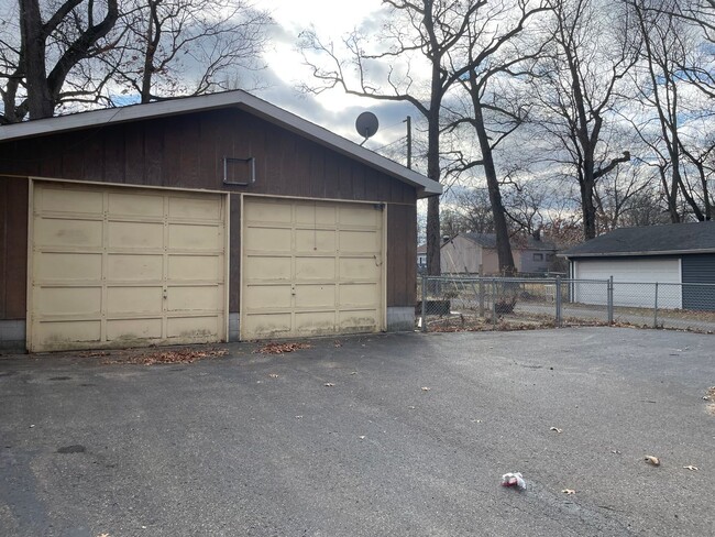 Building Photo - HUGE 3 Bed/2 Bath Home with your own private workshop + oversized garage