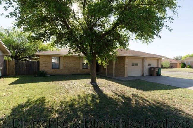 Building Photo - SPACIOUS 3 Bedroom 2 Bath Family home in e...