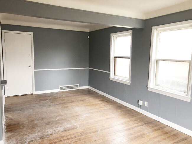 Building Photo - 4 BED 2 BATH SINGLE FAMILY HOME!