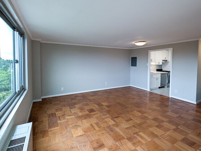 Building Photo - Sunny Top-Floor Junior 1BD Condo Near Down...