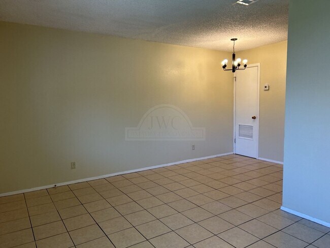 Building Photo - 2207 Cascade Dr