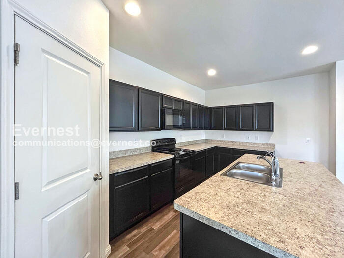 Building Photo - 400 Seneca Loop