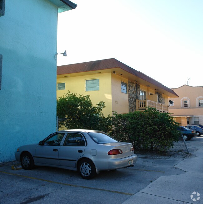 Building Photo - 2735 E 4th Ave