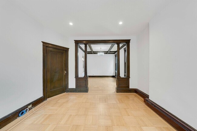 Building Photo - 722 27th St