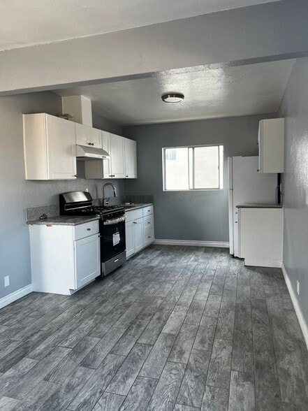 Building Photo - 120 W 73rd St