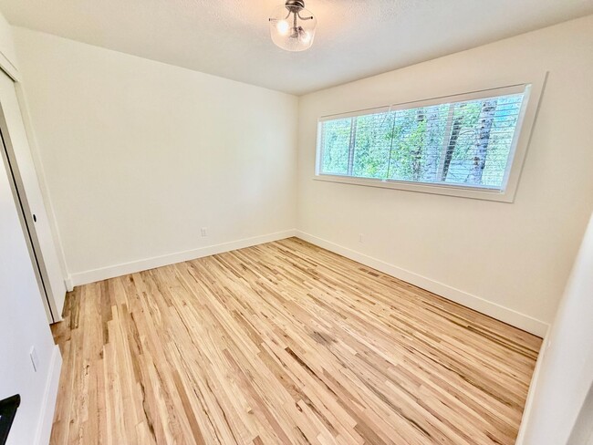 Building Photo - Freshly Remodeled 5bd/2.5bath Home w/ Daylight Basement in Heart of Multnomah Village