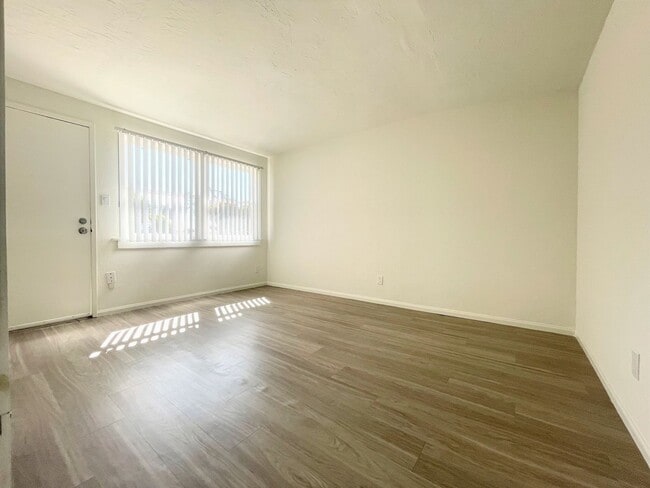 Building Photo - Studio West of PCH!