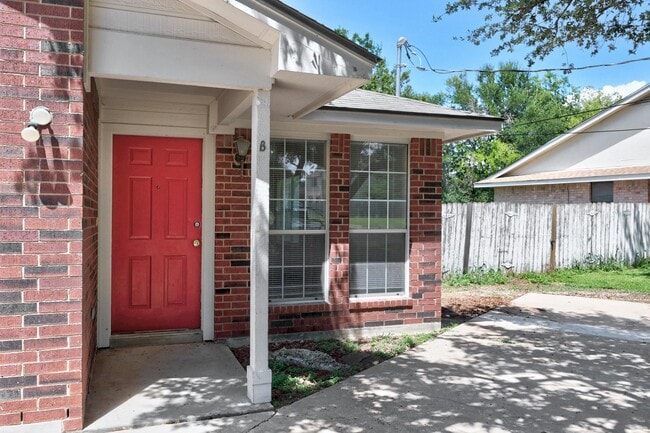 Unit B - 502 Rockmoor Dr